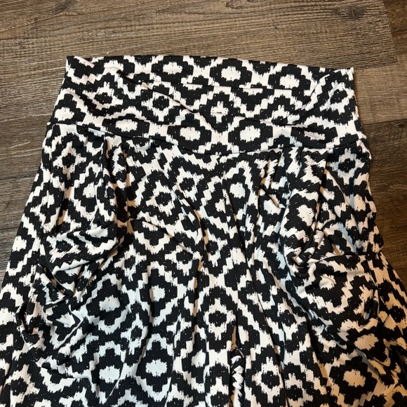 Valia Monochrome Geometric Patterned Women Shorts - Picture 3 of 4